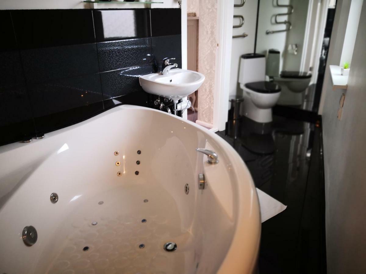 Hotel Viesu Nams Amrai à Ventspils Extérieur photo